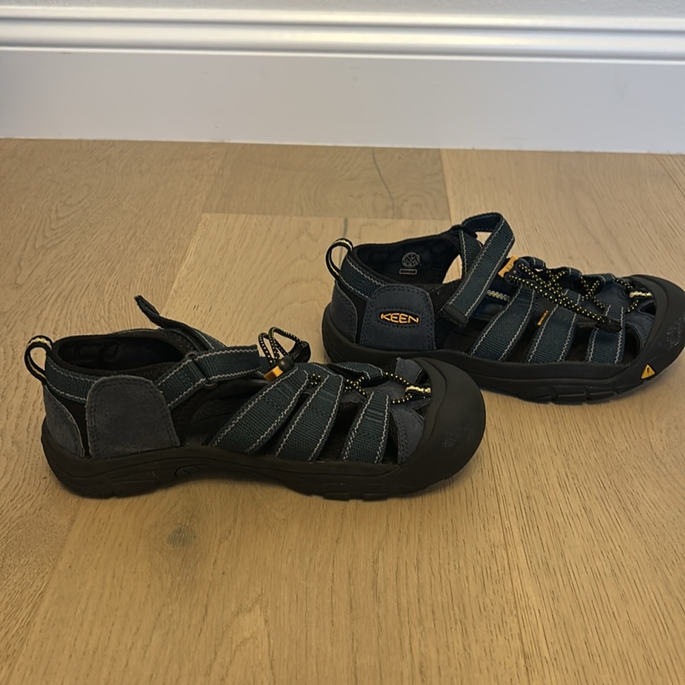 KEEN Women's Newport H2 Closed Toe Water Sandal - Women's 6.5 | Men's 5 - Picture 4 of 8